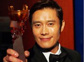 LEE Byung-hun Receives Best Foreign Actor Prize at Huading Awards