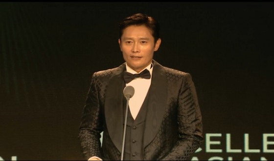 Lee Byunghun Receives Excellence in Asian Cinema Award at Asian Film Awards