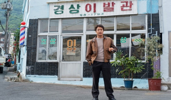 Hot Blooded, Topped Box Office